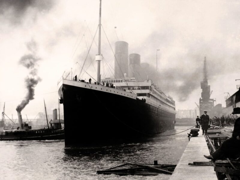 1912, Titanic leaves port