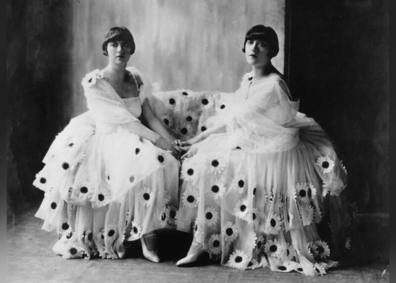 1925, Dolly Sisters