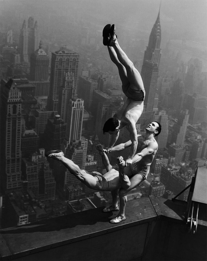 1934, Acrobats Balance On Top Of The Empire State Building