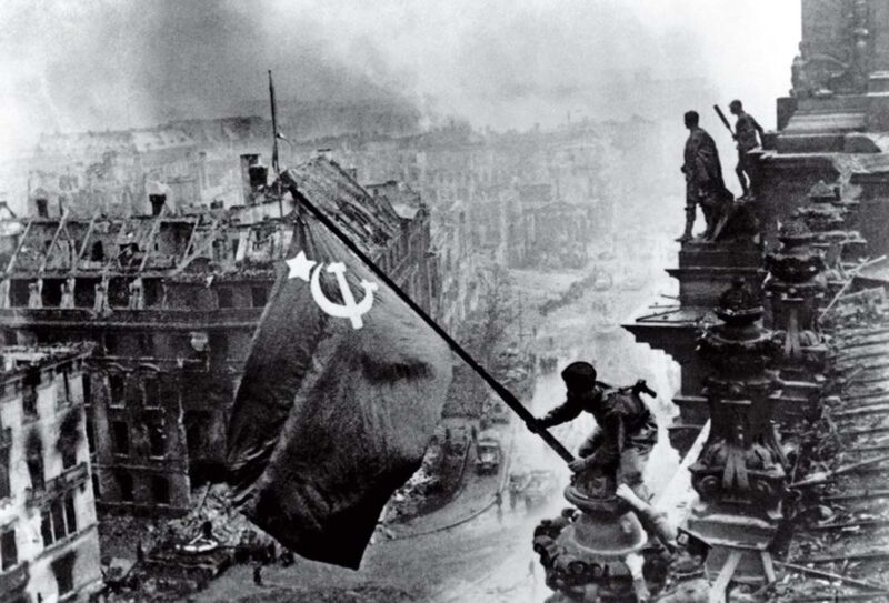 1945-Raising-A-Flag-Over-The-Reichstag