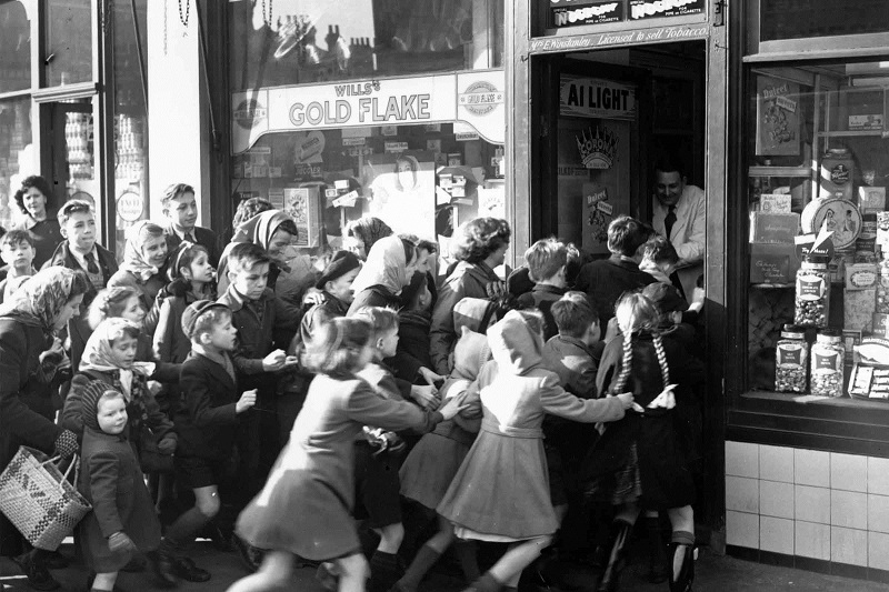 1953, Rush for sweets after derationing of sugar in England