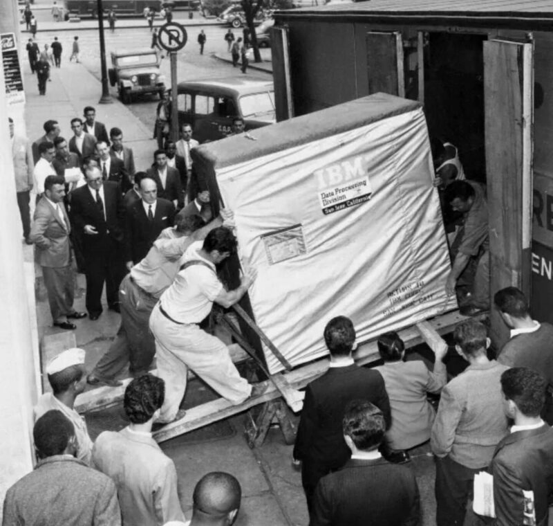 1956, The massive box contains a 5MB IBM hard drive